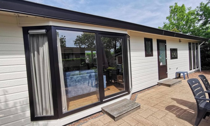 Egmond aan den Hoef House | Comfortable detached 3-person chalet near the sea