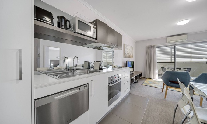 Greenway Apartment | Comfortable 1-Bed in Convenient Lakeside Location