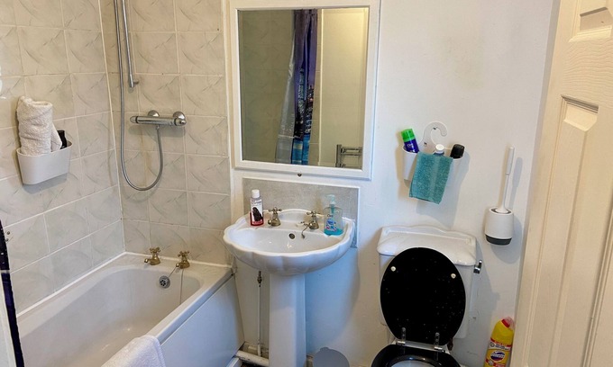 Healey Lane House | Comfortable 1-Bed Retreat in Batley - sleeps 3