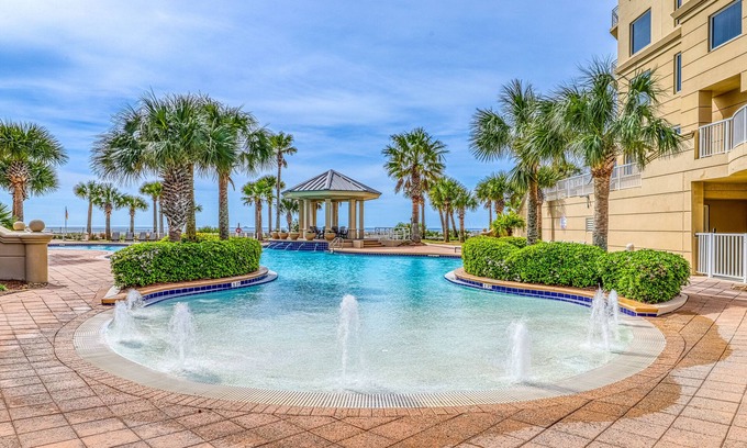 Ono Island Condo | Comfortable, 10th-floor condo steps to the Gulf & quick drive to dining
