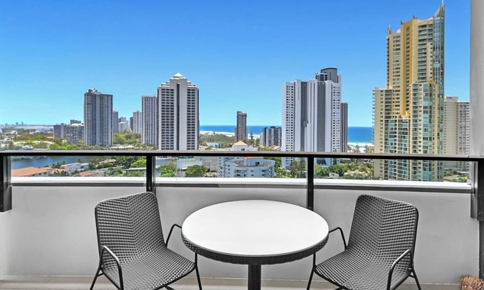 Surfers Paradise Apartment | Comfortable 2 bedroom Apartment in Central Surfers