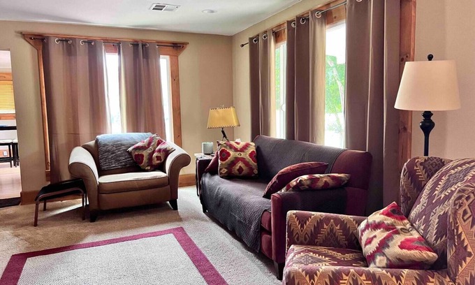 Kanab House | Comfortable 2 BD, 2 BA Home-Large Yard for Pets!