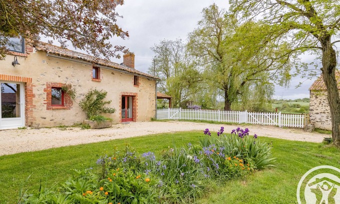 Montilliers Cottage | Comfortable 2-bedroom cottage with garden, pets allowed, Wifi, parking