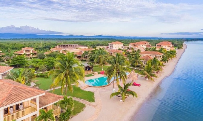 Hopkins Apartment | Comfortable 2 Bedroom beach front unit