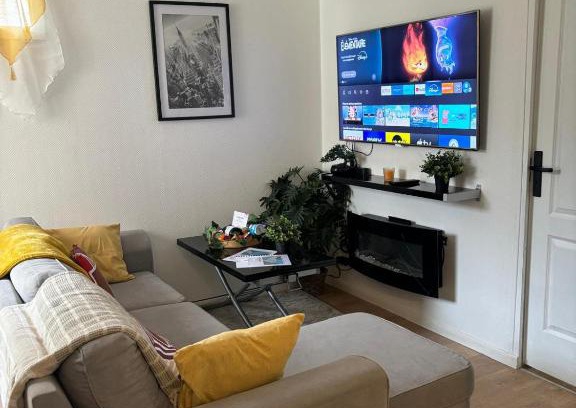 Bondy Apartment | Comfortable 2 Beds Apartment - Surburb of Paris