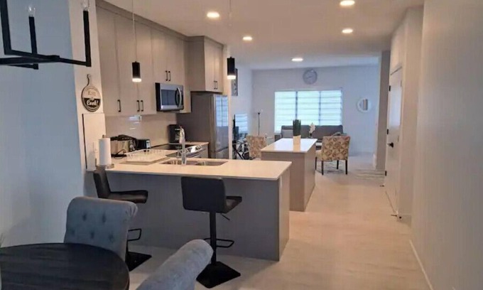 Northeast Edmonton House | Comfortable 2 Queen BRMs 1.5 BTH & Garage Parking