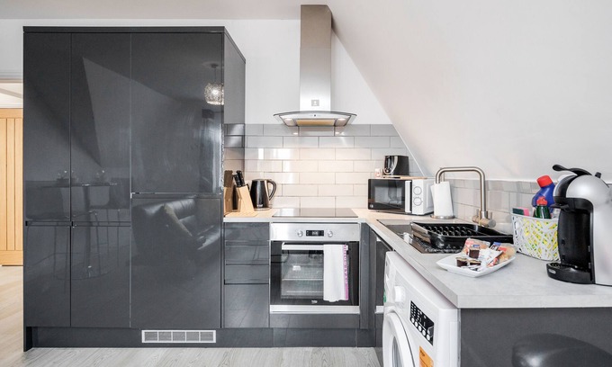 Bedford Apartment | Comfortable 2BR Apartment in Bedford