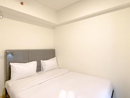 Cikarang Apartment | Comfortable 2BR with Working Room at Meikarta Apartment By Travelio