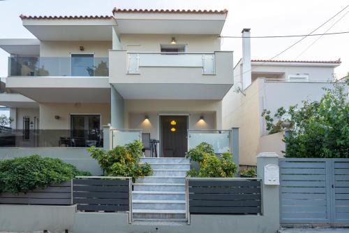 Neapoli Villa | Comfortable 3-Bedroom Maisonette Near the Sea