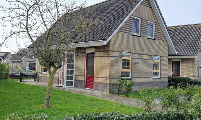 Medemblik House | Comfortable 4-person bungalow with private jetty