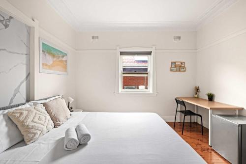 Padstow House | Comfortable & Affordable Stay in Padstow - Queen Room Retreat - Shared Bathroom