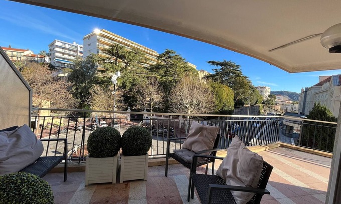 Riou - Petit Juas - Av de Grasse Apartment | Comfortable and fully equiped two bedroom apartment