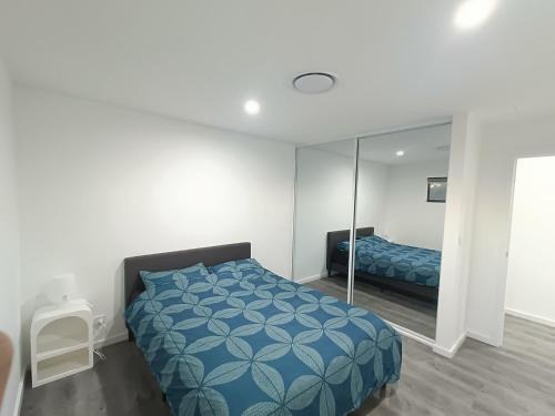 Guildford House | Comfortable and Modern Queen Room in Guildford Home - NR9