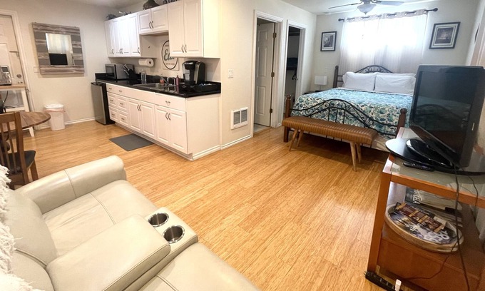 Medford Apartment | Comfortable and Well Stocked-Central Location-2 blocks to Major Park
