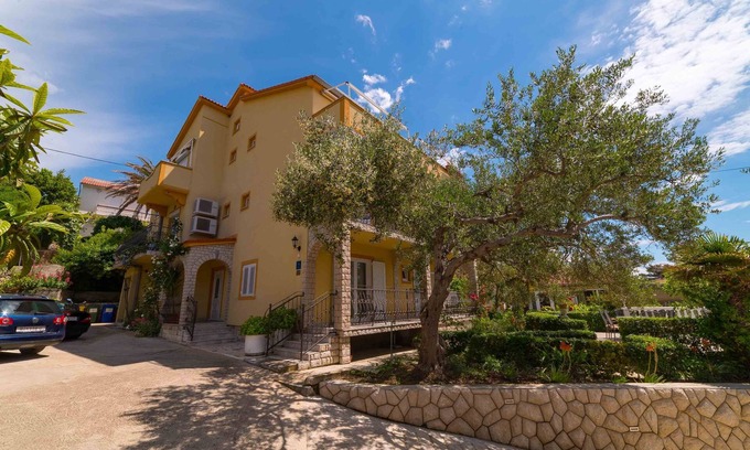 Banjol Apartment | Comfortable apartment with 2 bedrooms, air conditioning, near to the sea