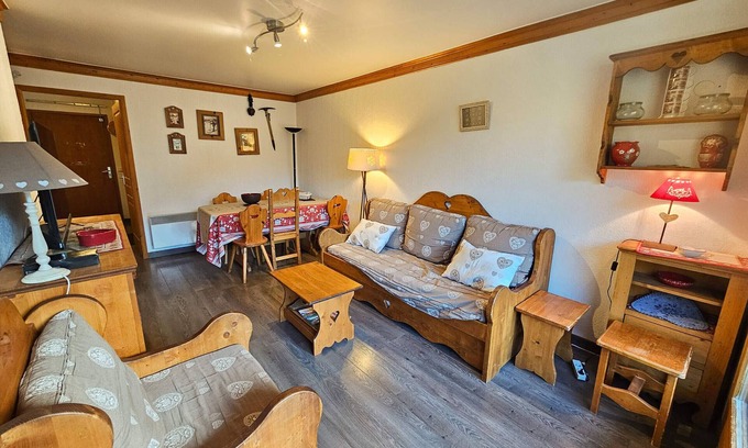 Les Bruyeres Apartment | Comfortable apartment for 5 in Les Menuires with balcony, ski lockers, 2 bedrooms