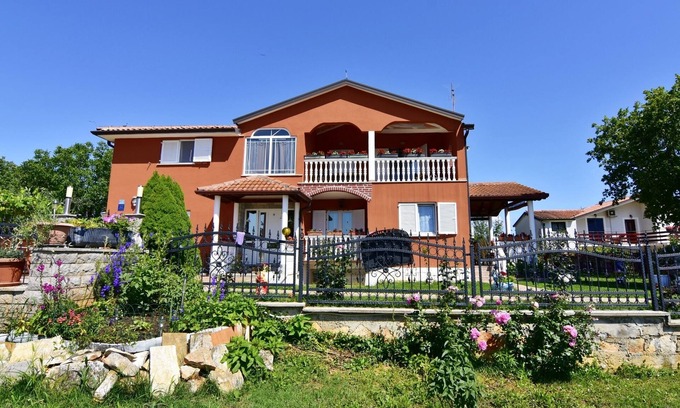 Valica Apartment | Comfortable apartment in Valizza-Umag, surrounded by greenery, air-conditioned, WiFi
