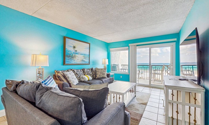 Fort Walton Beach Condo | Comfortable beachfront condo with beach setup - quick drive to dining