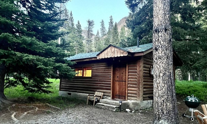 Cooke City-Silver Gate Cabin | Comfortable Cabin next to Yellowstone National Park