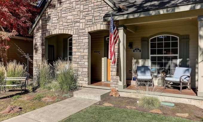 Sisters House | Comfortable & charming 2 story home in Sisters Oregon!