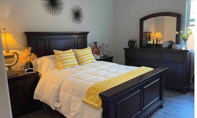 Maryvale House | Comfortable chic Guesthouse. 1 QSBed+1 QS sleeper sofa Close to Spring training