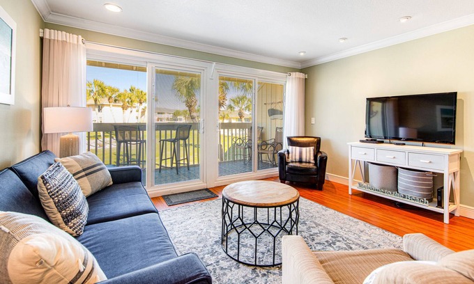Holiday Isle Condo | Comfortable condo with seasonal beach service, pool & central AC - walk to beach