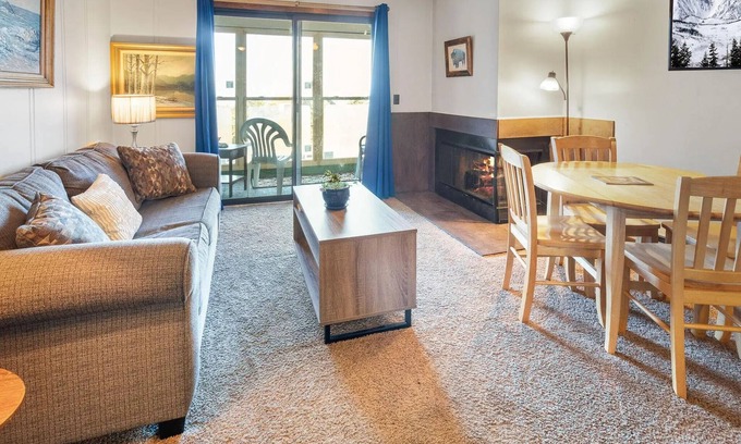 Snowshoe Condo | Comfortable condo with hot tubs and short walk to Soaring Eagle Lift. Sleeps 6!