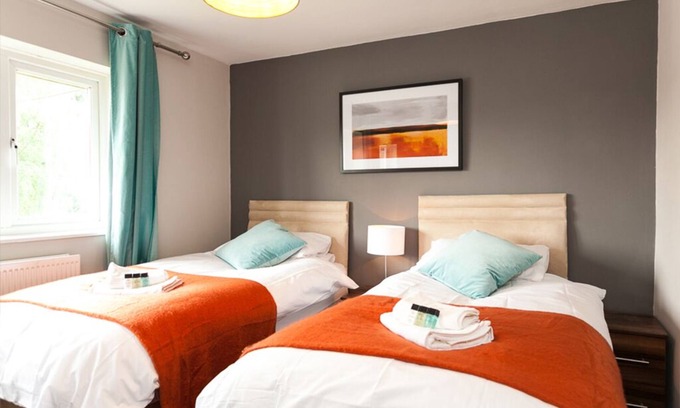 Crawley House | Comfortable contractor/family house Gatwick: sleeps 6+