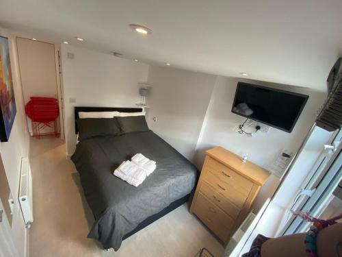 Cherry Hinton House | Comfortable cosy double ensuite room 'Karibu'