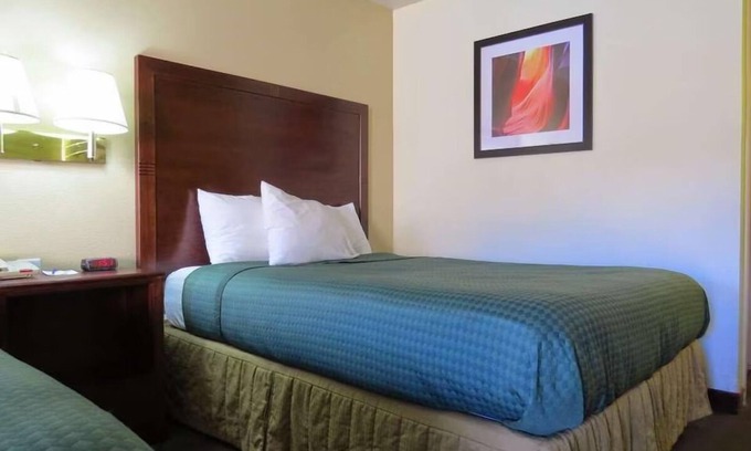 St. George Hotel | Comfortable Couple Stay w/Free Breakfast & Pool A