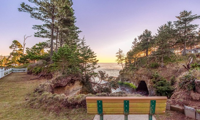 Depoe Bay House | Comfortable, Cozy, Honeymoon Cottage, Ocean Views, Whale Watching in Depoe Bay