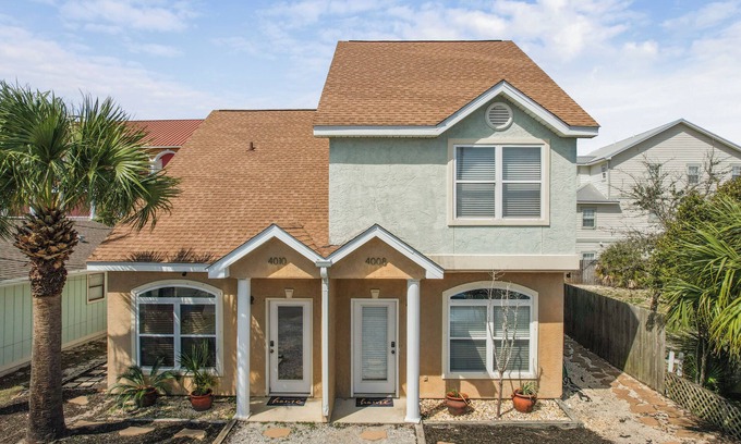 Crescent Beach House | Comfortable Emerald Coast Retreat! Only 3 minute walk to the white sandy BEACH!