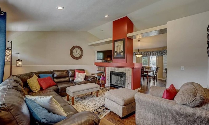 West Jordan House | Comfortable Family-Sized Home w/4br 3 bath, ping pong, fast wifi and hot tub!