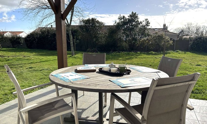 L'Aiguillon-sur-Vie House | Comfortable house, 2 BR, Wi-Fi, terrace, BBQ, 10km from St Gilles beaches