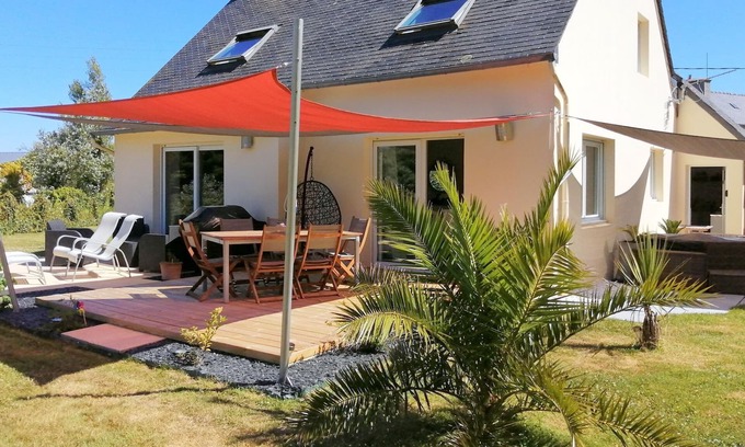 Plounevez-Lochrist House | Comfortable seaside cottage with jacuzzi