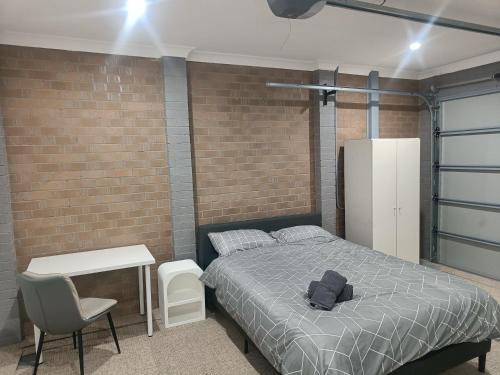 Guildford West House | Comfortable Garage Room in Guildford - NR0