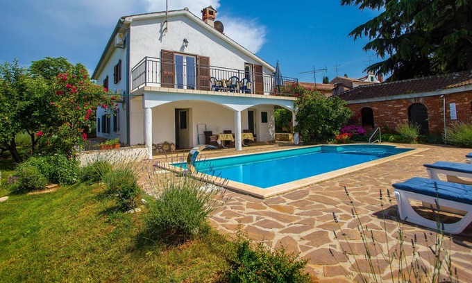 Baserinka Cottage | Comfortable holiday house with sea view and beautiful large yard