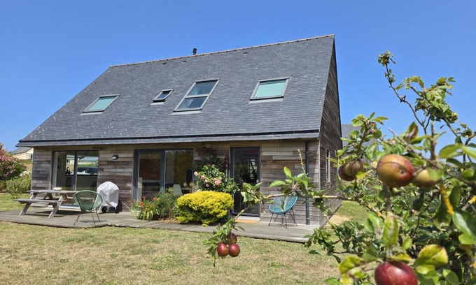 Landeda House | Comfortable house 5 minutes walk from Ste Marguerite beach and GR 34 trails