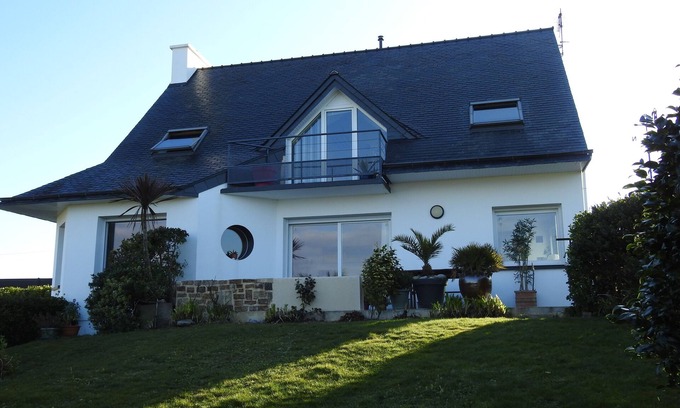Plouarzel House | Comfortable house with sea view
