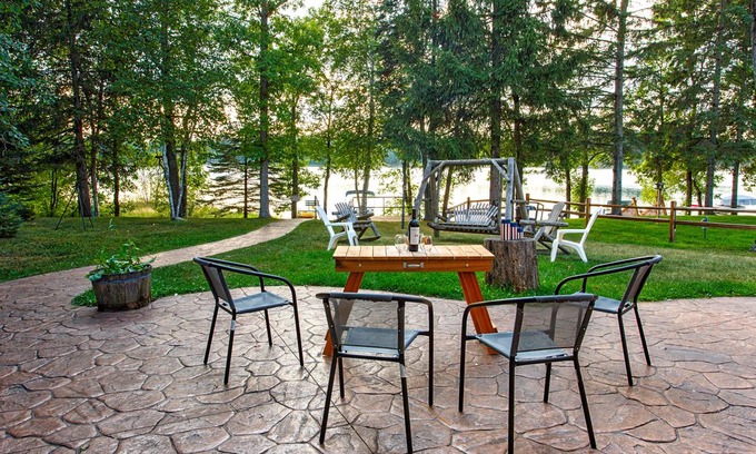 Athelstane Cabin | Comfortable Lakefront Cabin on Lake Newton