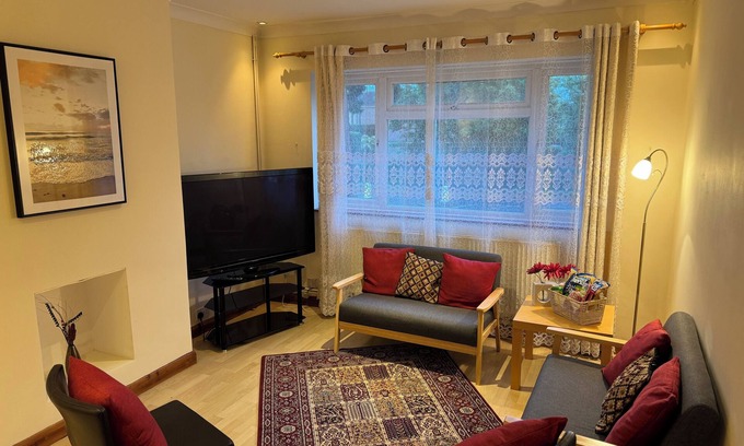 Sutton North Apartment | Comfortable Maisonette (Flat) in London