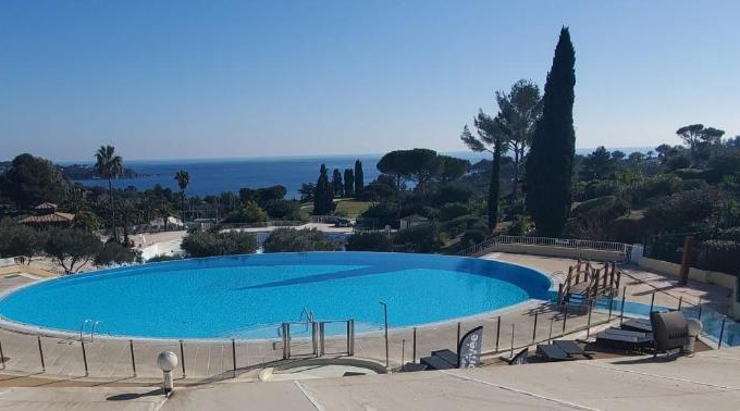 Agay Apartment | Comfortable nest with pool and sea view