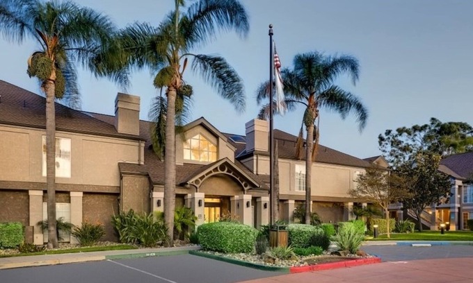Sunnyvale Resort | Comfortable Queen Stay! Free Breakfast, Wi-Fi, and Outdoor Pool Access!