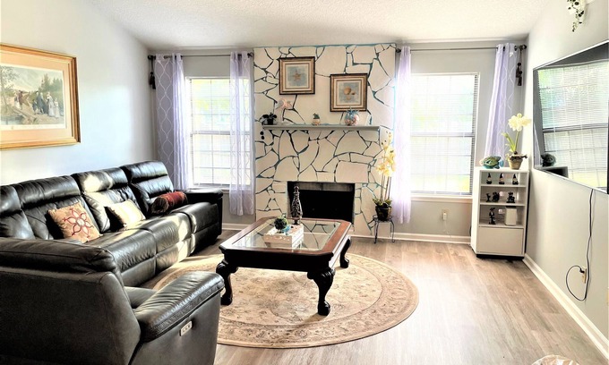 Girvin House | Comfortable & Quiet Home Near Beach, Mayo, walk to Shopping Great for long stays