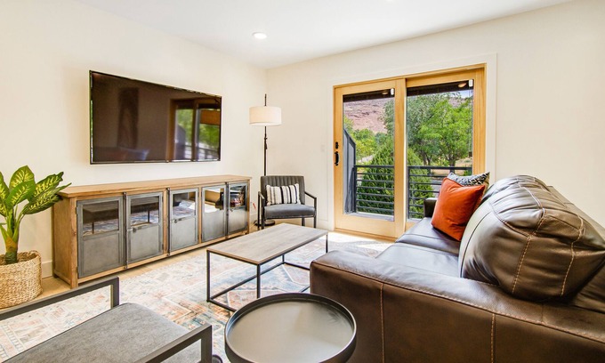 Moab Condo | Comfortable Second-Floor Condo with Views - Walking Distance to Downtown