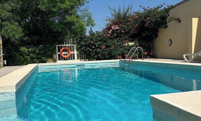 San Pawl tat-Targa Apartment | Comfortable serene villa apartment with pool on the outskirts of Naxxar.
