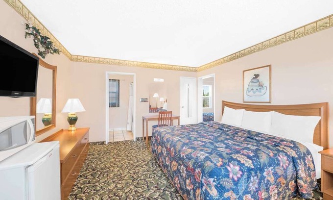 Pecos Hotel | Comfortable Stay Close to West of the Pecos Museum! Free Breakfast Included!