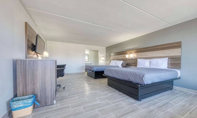 Revelo Hotel | Comfortable Stay w/Free Breakfast, Pool, Near McCreary Museum & Trails