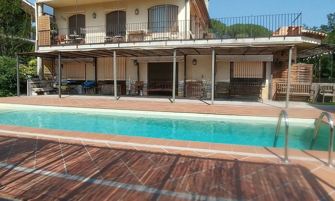 el Carme House | Comfortable sunny house, swimming pool, garden, parking, great views wifi sat