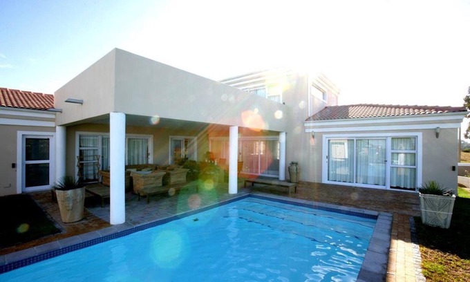 Heldervue House | Comfortable vacation home in Somerset West/South Africa for 6 people, with pool.